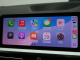 【アップルカープレイ】iPhoneがBMW車両とワイヤレスで接続されます。Apple CarPlayでは、オーディオストリーミングやメッセージングアプリがディスプレイに表示されます。