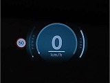 【ヘッドアップディスプレイ】現在の車速表示や目的地へのルート案内やメディア関連のリストを表示する事が可能です。視線移動を減らす事によりドライブに集中して頂けます。