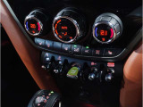 MINIの内装はとにかく『円』に拘ったデザインコンセプトが一目で伝わってきます。これほど円形に拘った車は他に御座いません。伝統のデザイン、トグルスイッチなど遊び心のある内装で御座います。