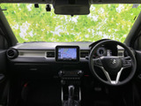 運転席から前方を見渡しやすい配置で、メーターやセンターディスプレイも自然に目に入ります。左右に広がるダッシュボードが視界をすっきり保ち、毎日の運転で落ち着いて過ごせる運転席まわりです。