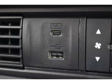 運転席からも助手席からも使いやすい位置に急速充電対応タイプのUSBジャックを設けました。ドライブの時間をスマートフォン等の充電時間に充てられます。