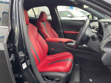 【専用スポーツシート】ホールド性に優れ、カーブ時の体が流れを抑制してくれます。また、体にフィットするから腰や背中が疲れにくく、ロングドライブや高速走行でも快適にお過ごしいただけます♪