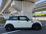 ミニ クーパーSのすっきりとした右サイドビュー。車両全体の姿をご確認ください。