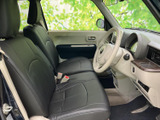 落ち着いた色合いのシートと明るい室内色が心地よいコントラストを生み、運転席まわりも見渡しやすい配置です。前席に座る方が過ごしやすい空間で、日々の移動も快適にお楽しみいただけます。