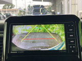 後方の映像とガイドラインを画面で確認でき、駐車時の周囲確認をサポートします。車両後方の位置関係を把握しやすく、駐車が苦手な方にも心強い便利な装備です。