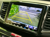 後方確認をサポートする映像に、目安となるガイド表示も備わり、駐車時の距離感をつかみやすい仕様です。車庫入れや切り返しの際にも、周囲を確認しながら落ち着いて操作できます。