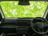 運転席から前方を広く見渡せる視界と、すっきりまとめられた運転席まわりが魅力です。落ち着いた色合いの室内で、日々の乗り降りや運転にもなじみやすい印象です。