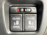 【両側パワースライドドア】スマートキーや運転席のスイッチで後席両側スライドドアの開閉が可能♪電動だから力を入れてドアを開ける必要が無く、小さなお子様でも簡単に開け閉めでき快適です♪
