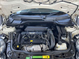 ミニ クーパーSのエンジンルームの状態です。車両の心臓部も分かりやすく掲載しています。