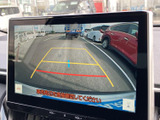 後方の様子を画面で確認しながら駐車でき、車庫入れや駐車時の周囲確認をサポートします。ガイド線も表示されるため、車両後方の位置関係を把握する際に役立ちます。