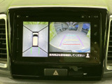 画面には車両周辺の映像と俯瞰表示が並び、駐車時の周囲確認をサポートします。ガイド線も表示されるため、駐車スペースへの進入や位置合わせを行う際に活用いただけます。