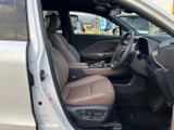 運転席まわりは前方を見渡しやすく、シートに腰掛けた際も落ち着いた姿勢で過ごせる空間です。ブラウン系のシートと内装がまとまり、乗り降りの際にも清潔感のある印象を感じていただけます。