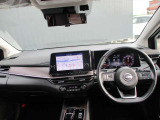 ノートオーラの運転席廻りになります。