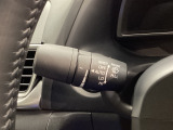レバーをAUTOの位置にしているとき、レインセンサーが雨を感知すると、雨量に応じてワイパーが自動で作動してくれるオートワイパーを装備!設定変更で非作動にすると、間欠作動に固定されます。