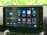 ラジオやBluetooth、USBなどのメニューが画面上に並び、使いたい機能を見つけやすい構成です。スマートフォン連携にも対応した表示で、日常の移動中も音楽や通話を活用できます。