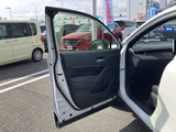 ドア内側に肘掛けとポケットを備え、乗車中に手元の小物を置きやすい造りです。窓越しに周囲を確認しやすく、運転席からの乗り降りもスムーズに行えます。