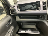 上下に収納があるので、常備しておきたい小物など分けて収納でき、車内をきれいに保てます!