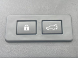 【パワーバックドア】スマートキーや運転席のボタンを押すだけでリアゲートが自動で開閉します!荷物を持っている時や、高い位置にあるバックドアを閉める際に便利な機能です♪