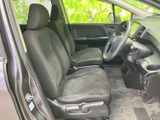 ゆとりを感じる前席は、運転席と助手席それぞれにヘッドレストを備え、落ち着いて座れる空間です。足元や前方の見通しにも配慮された室内で、毎日の移動を快適に支えます。