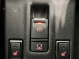 【電動パーキングブレーキ】スイッチ一つで簡単に操作できる電動パーキングを搭載。シフト操作やアクセルと連動してパーキングブレーキが作動・解除されるため、スムーズな発進が可能に。