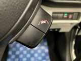 【車線逸脱抑制機能】車線の逸脱の可能性が高いとシステムが判断した場合に、ドライバーに車線逸脱防止方向へのステアリング操作を促し、車両を内側に戻すよう支援します。