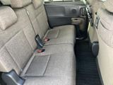 後席は横並びのシートと独立したヘッドレストを備え、同乗者がくつろぎやすい空間。足元にもゆとりが感じられ、左右のスライドドアから乗り降りしやすい室内です。