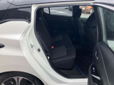 コンパクトな車ですが、後席も充分なスペースを確保しています。足元空間も広くリラックスしてドライブが楽しめます。