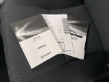 メンテナンスノート、取扱説明書です。 その車の整備記録が事細やかに記録されています。 車が生まれてから今までどのような道を歩んできたのか判るとても重要な物ですよ。