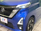 【LEDヘッドライト】悪天候や夜間走行時も良好な視界を確保し安心して運転できる高輝度LEDヘッドライトを装備!点灯速度が早く、消費電力も抑えられています。