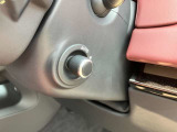 【電動ステアリングコラム】シートメモリーと合わせて使用すると複数人運転する場合は、お好きなポジションを記憶する事ができます。細かな調節も可能なため、快適な運転が楽しめます。
