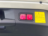 ●電動リアゲート:ワンタッチでリアゲートの開閉ができ、荷物などで両手が塞がっている状態でも簡単に開閉ができる便利機能です。