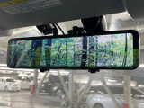 【スマートリヤビューミラー】後席の大きな荷物や同乗者で後方が確認しづらい時でも安心!カメラが撮影した車両後方の映像をルームミラー内に表示。クリアな視界で状況の確認が可能です!