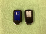 スマートキーを装備しています。鍵を差し込むことなくドアロックの開け閉めと、スタートボタン操作でのエンジンスタートができます。ボタン操作でトランクが開けられるトランクオープナーもついています。