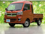 スクエアなキャビンと力強いフロントまわりが目を引く佇まい。荷台まで続くすっきりとしたシルエットで、働く車としての頼もしさも感じられます。前方のライト類も印象的です。