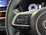 ステアリングスイッチ付き。前方から目を離すことなく操作することが可能です。