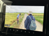 テレビ映像を停車中に楽しめるため、休憩時間など車内で過ごすひとときに活用できます。画面には番組映像と時刻が表示され、停車中の待ち時間を快適に過ごしたい方に便利です。