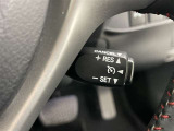 クルーズコントロール機能が付いています。 速度を設定するとアクセルを踏まなくても一定の速度で走ることができます。  高速道路ではとても便利な装置なんです。