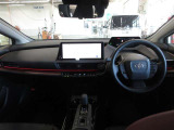 室内は、圧迫感の少ない広々とした空間と運転に集中できるコックピットを両立。