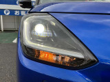 LEDヘッドランプです。走行中、周囲の明るさや暗さに応じて、自動で点灯/消灯するオートライトシステムを装備しております。
