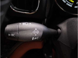 MINIの内装はとにかく『円』に拘ったデザインコンセプトが一目で伝わってきます。これほど円形に拘った車は他に御座いません。伝統のデザイン、トグルスイッチなど遊び心のある内装で御座います。