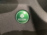 ECONモードをONにするとアクセルペダルの動きに対するエンジンの反応とエアコンの制御を切り換えることで、燃費のいい運転をするドライバーがペダルを踏んだ時と同じようにエンジンを制御します。