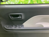 ドアまわりに窓の開閉やミラー調整用のスイッチがまとまり、運転席から手の届きやすい配置です。各ボタンの表示を見ながら操作でき、乗り降りや日常の車内利用に便利です。