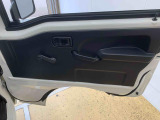 最も気になる室内は、特にこだわってクリーニングしております。マットやシートだけではなく、エアコンの吹き出し口やドアノブの隙間など、様々なブラシや道具を使い分けて、隅々までクリーニングしております。