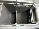 アームレストを開けば、中は収納スペースになっています。USBに対応しています。