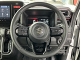 手元に複数のスイッチが配置され、運転姿勢を大きく変えずに各種機能へアクセスできます。握りやすい形状と見やすい表示で、毎日の運転を落ち着いてサポートします。