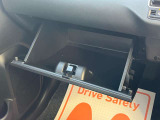 グローブボックスには車検証やティッシュ箱を収納出来ます。