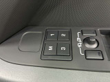 【メモリーシート】3か所のシート位置が記憶できます。これによりロングドライブ等でドライバーが変わっても瞬時に座席位置を変更する事が可能です。