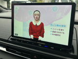 テレビ番組を画面で楽しめる装備です。停車中の休憩時間に映像を視聴でき、待ち時間も車内でゆったり過ごせます。画面には番組内容が表示されており、音声や映像を楽しみたい場面で活躍する便利な装備です。