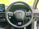 ステアリングには左右に操作ボタンが配置され、運転姿勢を保ちながら各種機能を扱いやすい構成です。手元で必要な操作に移りやすく、毎日の運転を支える使い勝手にも配慮されています。