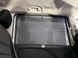 【後席ロールサンシェード】日差し対策だけでなく、夏場は車内の温度上昇もできるだけ防ぎ、エコ走行につながります。